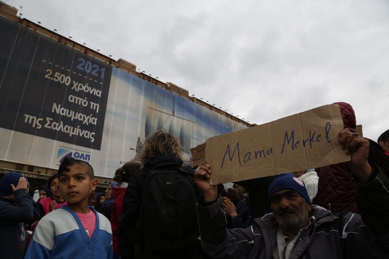 «Mama Merkel» βοήθησέ μας, φώναζαν οι πρόσφυγες στον Πειραιά -Νέα διαμαρτυρία στο λιμάνι [εικόνες] | iefimerida.gr 1