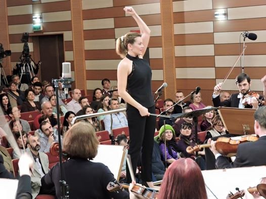 Διευθύντρια ορχήστρας σε κοντσέρτο στη Ρουμανία η Ευγενία Μανωλίδου [εικόνες]  | iefimerida.gr 0