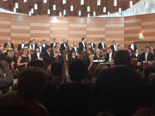 Διευθύντρια ορχήστρας σε κοντσέρτο στη Ρουμανία η Ευγενία Μανωλίδου [εικόνες]  | iefimerida.gr 2