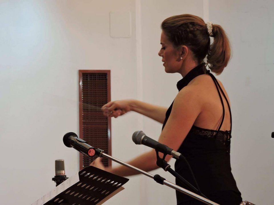 Διευθύντρια ορχήστρας σε κοντσέρτο στη Ρουμανία η Ευγενία Μανωλίδου [εικόνες]  | iefimerida.gr 3