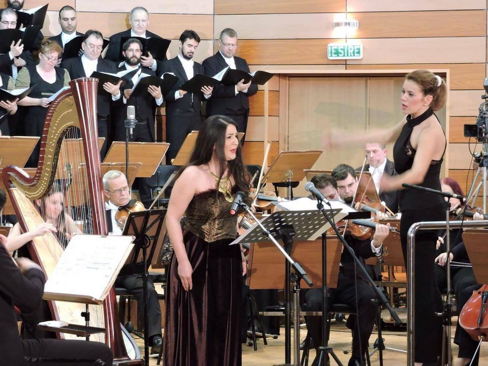 Διευθύντρια ορχήστρας σε κοντσέρτο στη Ρουμανία η Ευγενία Μανωλίδου [εικόνες]  | iefimerida.gr 4