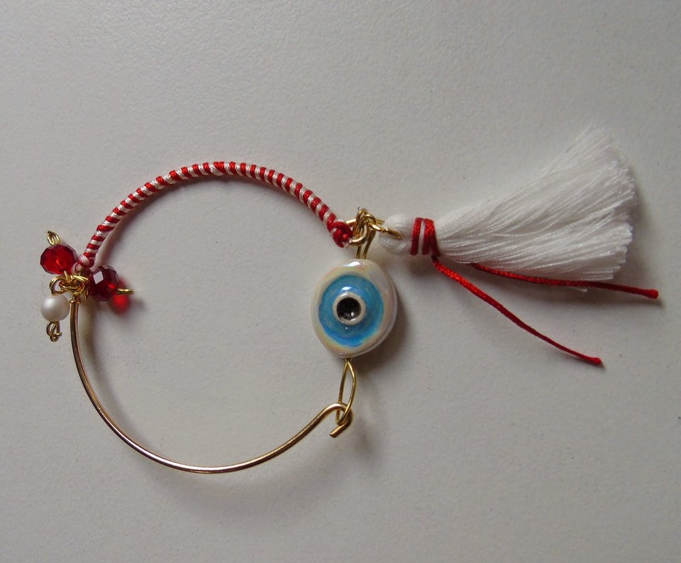 Μάρτης, το βραχιόλι με τις άσπρες και κόκκινες κλωστές, για να μην σε κάψει ο ήλιος -Ενα έθιμο με μεγάλη ιστορία [εικόνες] | iefimerida.gr 0