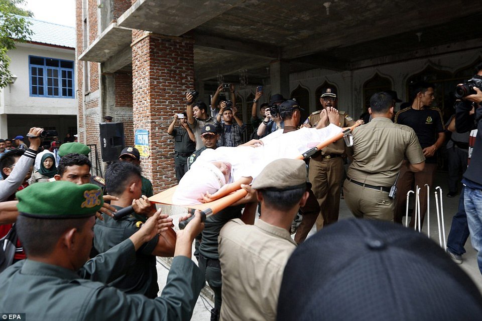 Εικόνες φρίκης στην Ινδονησία: Μαστίγωσαν νεαρή μέχρι λιποθυμίας γιατί είχε εξωσυζυγική σχέση [εικόνες] | iefimerida.gr 3