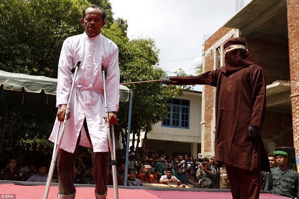 Εικόνες φρίκης στην Ινδονησία: Μαστίγωσαν νεαρή μέχρι λιποθυμίας γιατί είχε εξωσυζυγική σχέση [εικόνες] | iefimerida.gr 5