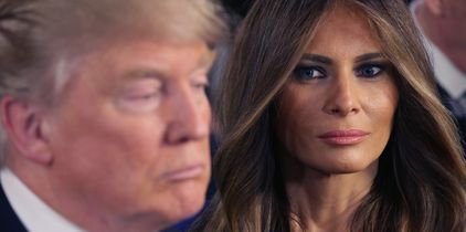 «Βρώμικη» εκστρατεία -Επίθεση στον Ντόναλντ Τραμπ με τη γυμνή σύζυγό του [εικόνες] | iefimerida.gr 0