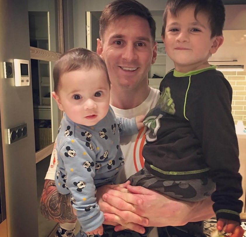 Οι μικροί Μέσι -Ο κορυφαίος ποδοσφαιριστής αγκαλιά με τους γιούς του [εικόνα]  | iefimerida.gr 0