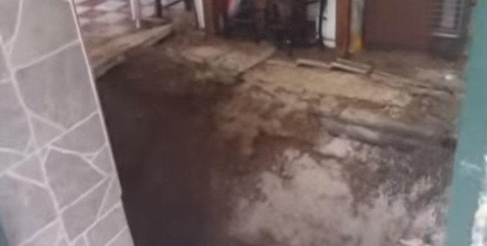 Ο μετροπόντικας τρύπησε αυλή σπιτιού στη Νίκαια! [εικόνες] | iefimerida.gr 0