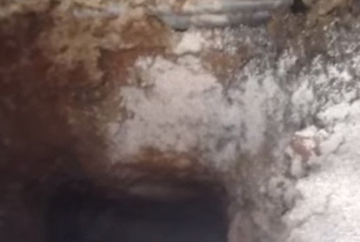 Ο μετροπόντικας τρύπησε αυλή σπιτιού στη Νίκαια! [εικόνες] | iefimerida.gr 2