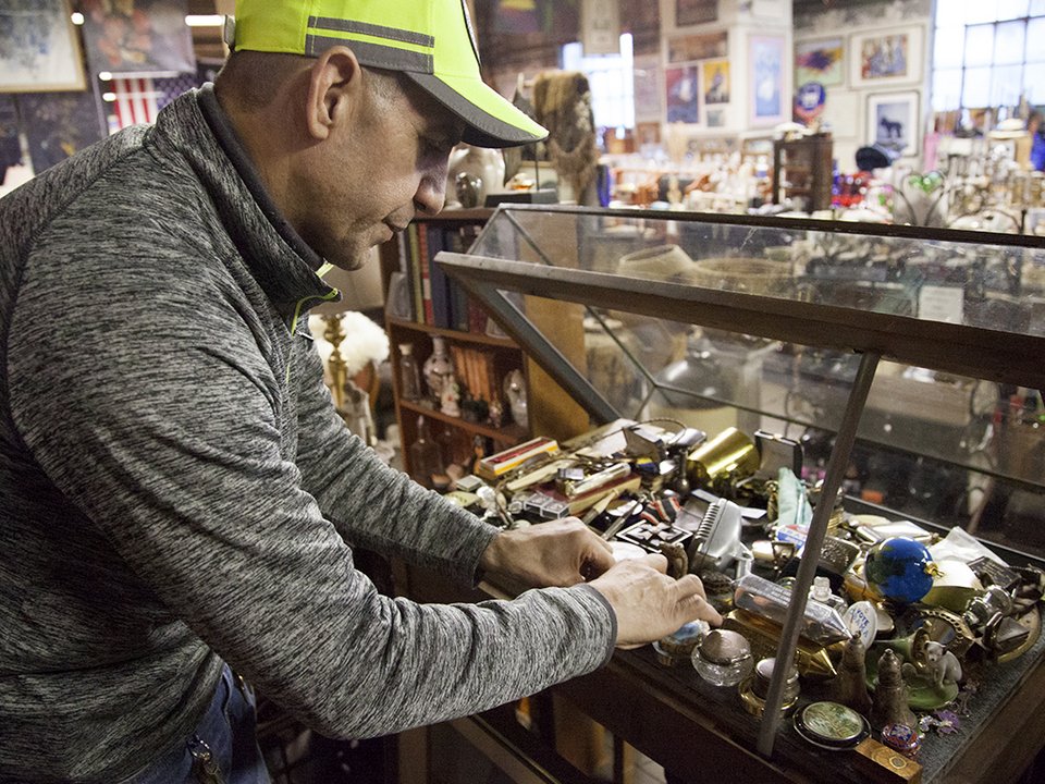 Σκουπιδιάρης στη Νέα Υόρκη δημιουργεί μουσείο από αντικείμενα που μάζεψε [εικόνες] | iefimerida.gr 15