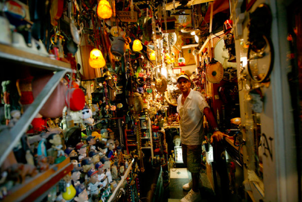 Σκουπιδιάρης στη Νέα Υόρκη δημιουργεί μουσείο από αντικείμενα που μάζεψε [εικόνες] | iefimerida.gr 0