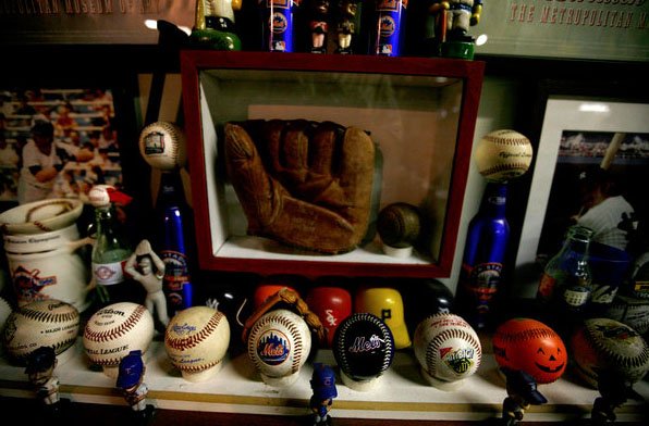 Σκουπιδιάρης στη Νέα Υόρκη δημιουργεί μουσείο από αντικείμενα που μάζεψε [εικόνες] | iefimerida.gr 2