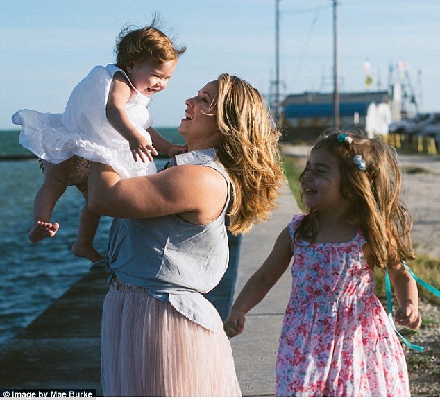 Μητέρα θηλάζει  ταυτόχρονα τις κόρες της και προκαλεί σάλο [εικόνες] | iefimerida.gr 5