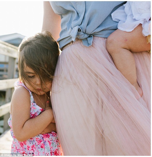 Μητέρα θηλάζει  ταυτόχρονα τις κόρες της και προκαλεί σάλο [εικόνες] | iefimerida.gr 3