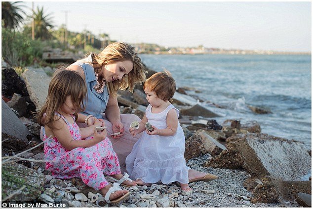 Μητέρα θηλάζει  ταυτόχρονα τις κόρες της και προκαλεί σάλο [εικόνες] | iefimerida.gr 6