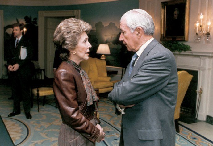 Νάνσι Ρίγκαν: Το αξεπέραστο στιλ της και ο αγαπημένος της Ελληνας σχεδιαστής [εικόνες] | iefimerida.gr 3