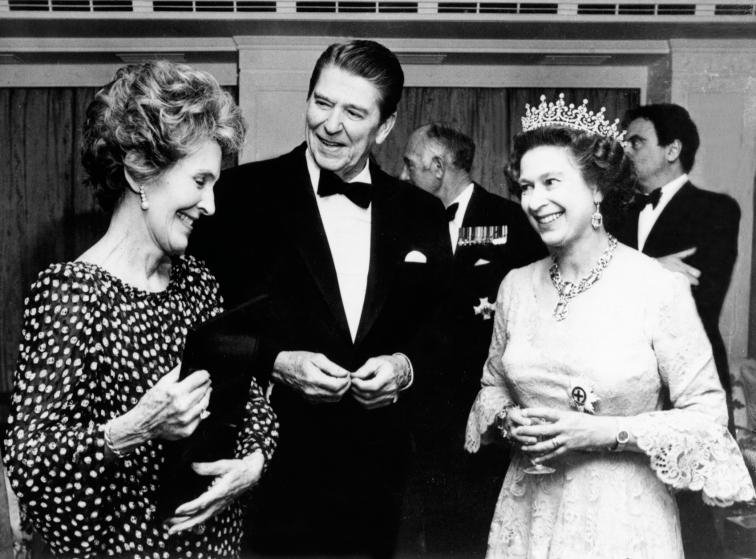 Νάνσι Ρίγκαν: Το αξεπέραστο στιλ της και ο αγαπημένος της Ελληνας σχεδιαστής [εικόνες] | iefimerida.gr 11