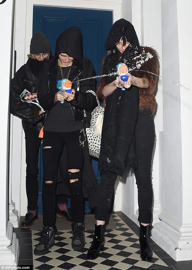 Τα πήρε όλα και έφυγε -Η Κάρα Ντελεβίν παράτησε το μόντελινγκ στο πικ της καριέρας της [εικόνες] | iefimerida.gr 5