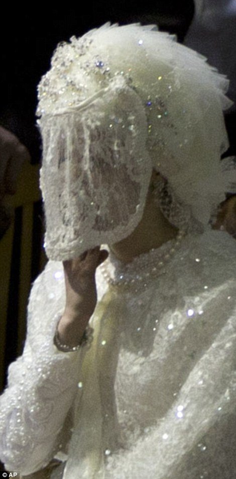 Στα άδυτα ενός εβραϊκού γάμου -Η νύφη με το βέλο... μπούργκα και άλλες παραδόσεις [εικόνες] | iefimerida.gr 15