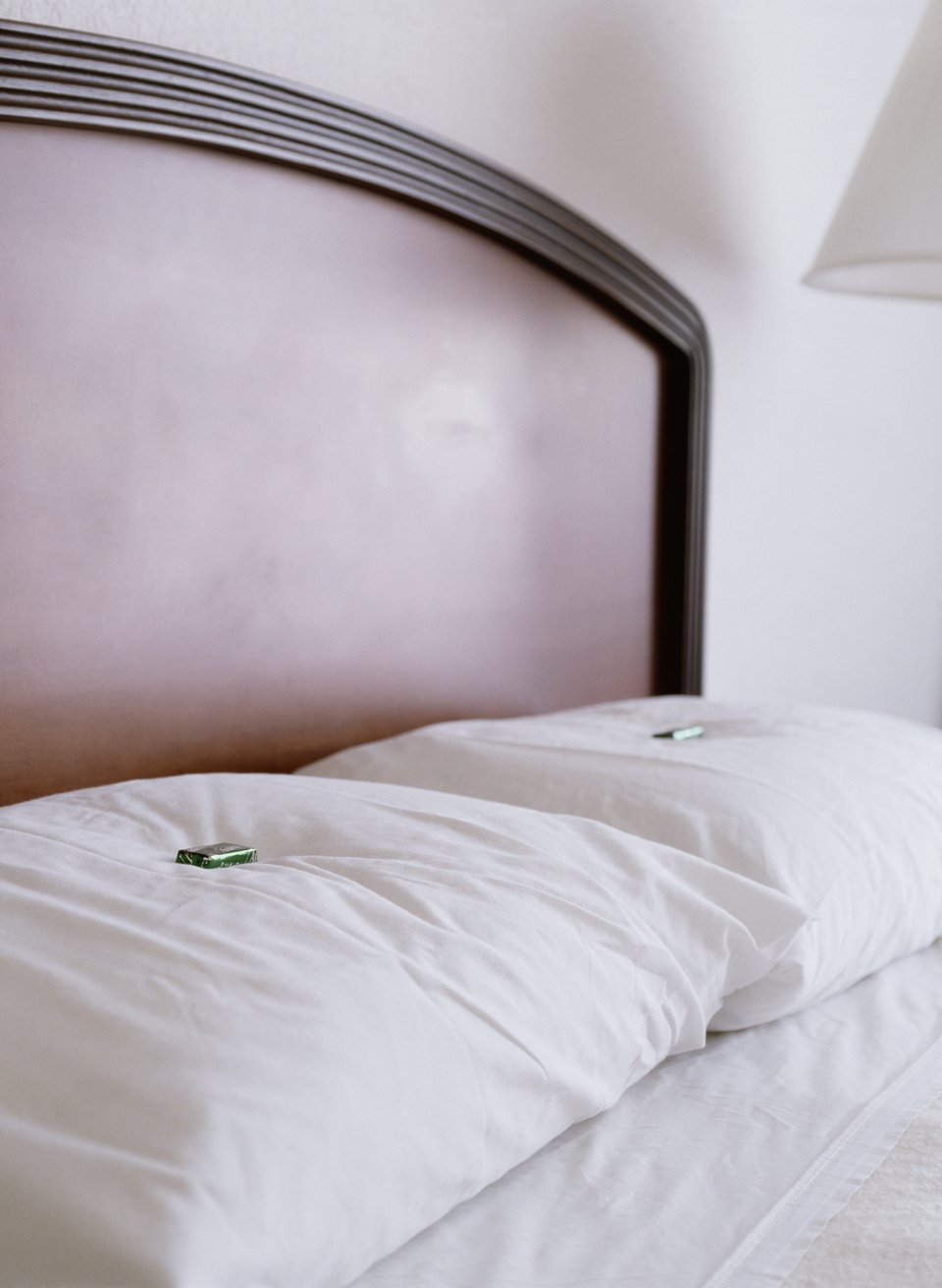 Γιατί στα ξενοδοχεία βάζουν ένα σοκολατάκι στο μαξιλάρι -Απίθανη ιστορία [εικόνες] | iefimerida.gr 0