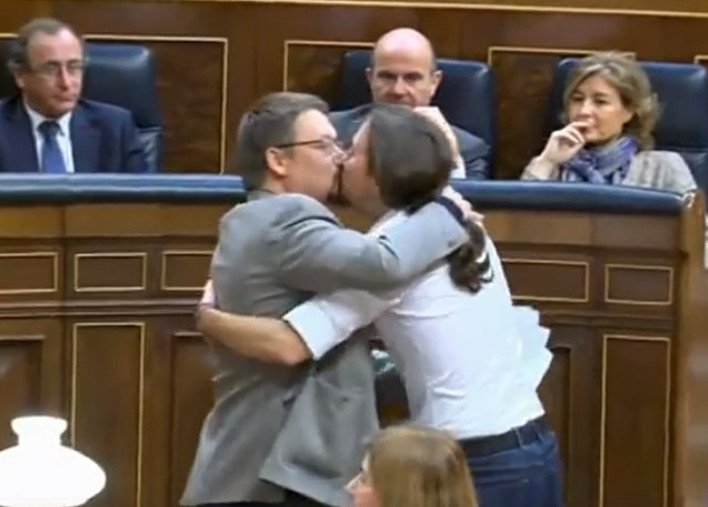 Φιλί στο στόμα έδωσε σε βουλευτή του ο Ιγκλέσιας των Podemos [εικόνες & βίντεο]  | iefimerida.gr 0