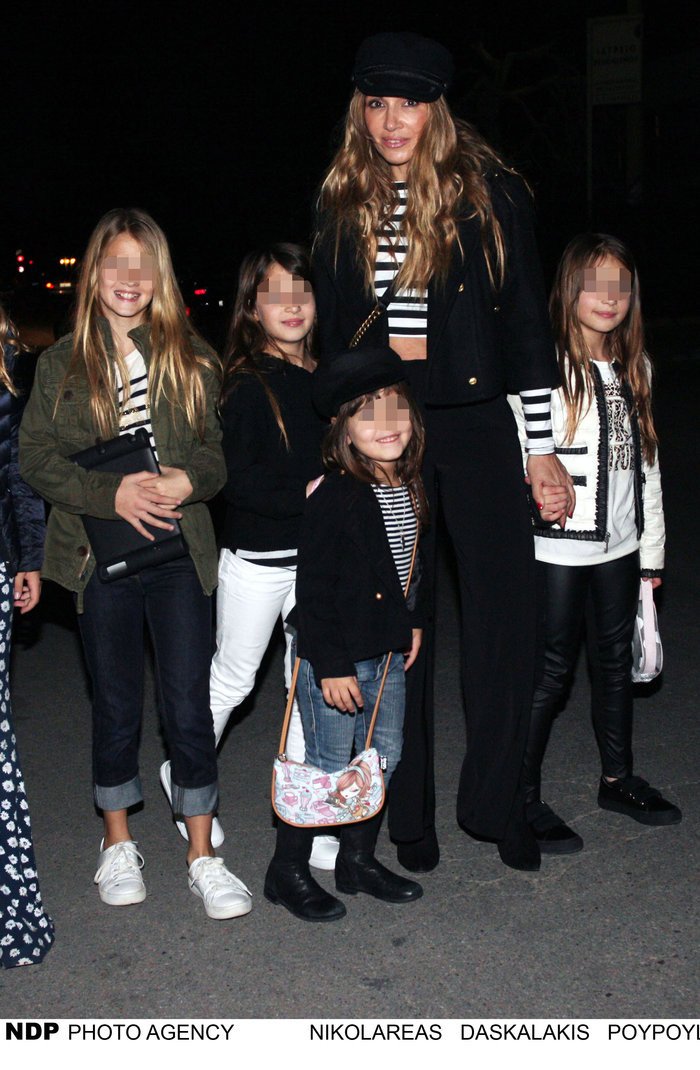 Πετρουλάκη με τις 4 κόρες της -Ιδιο στυλ και εντυπωσιακή ομοιότητα [εικόνες]  | iefimerida.gr 0