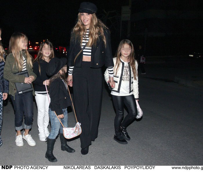 Πετρουλάκη με τις 4 κόρες της -Ιδιο στυλ και εντυπωσιακή ομοιότητα [εικόνες]  | iefimerida.gr 1