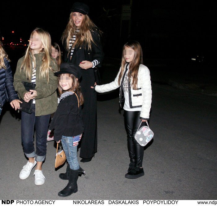 Πετρουλάκη με τις 4 κόρες της -Ιδιο στυλ και εντυπωσιακή ομοιότητα [εικόνες]  | iefimerida.gr 2