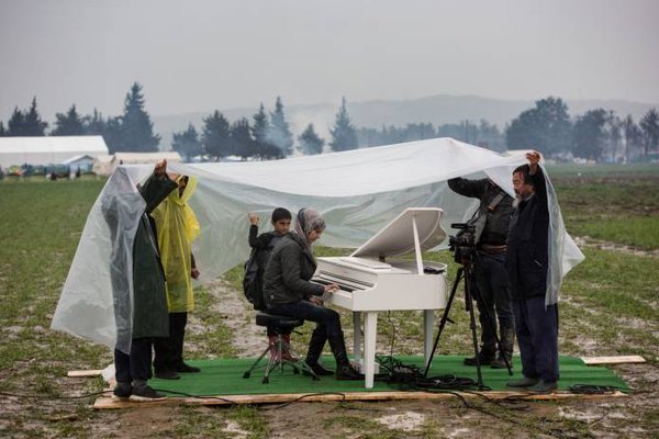 Νεαρή Σύρια έπαιξε πιάνο στον λασπότοπο της Ειδομένης [εικόνες & βίντεο]  | iefimerida.gr 3