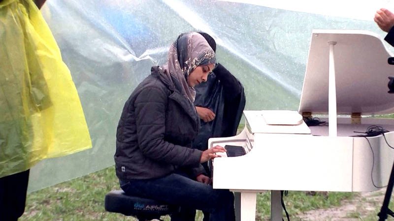 Νεαρή Σύρια έπαιξε πιάνο στον λασπότοπο της Ειδομένης [εικόνες & βίντεο]  | iefimerida.gr 2