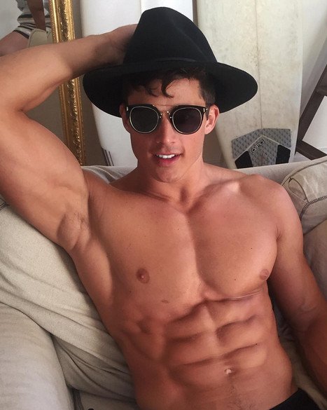 O πιο σέξι μαθηματικός του κόσμου -Τρέλανε το Ιντερνετ, έγινε μοντέλο του Αρμάνι [εικόνες] | iefimerida.gr 2