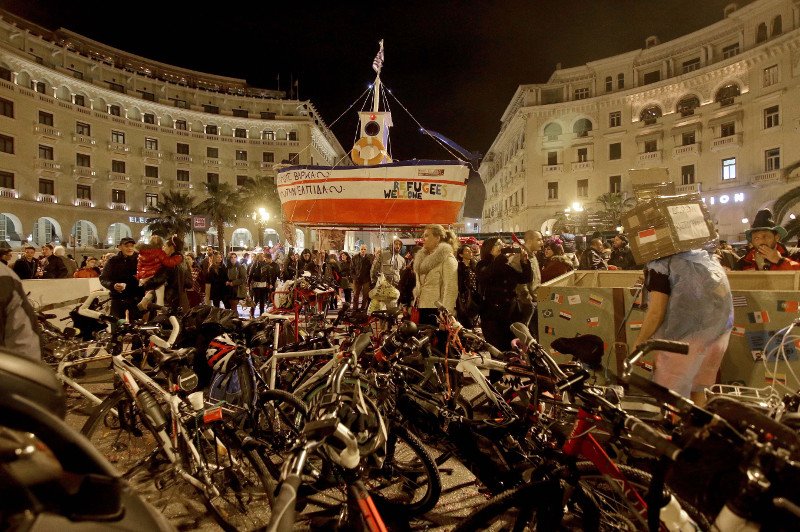 Ποδήλατα με μασκαράδες «πλημμύρισαν» το κέντρο της Θεσσαλονίκης [εικόνες] | iefimerida.gr 0