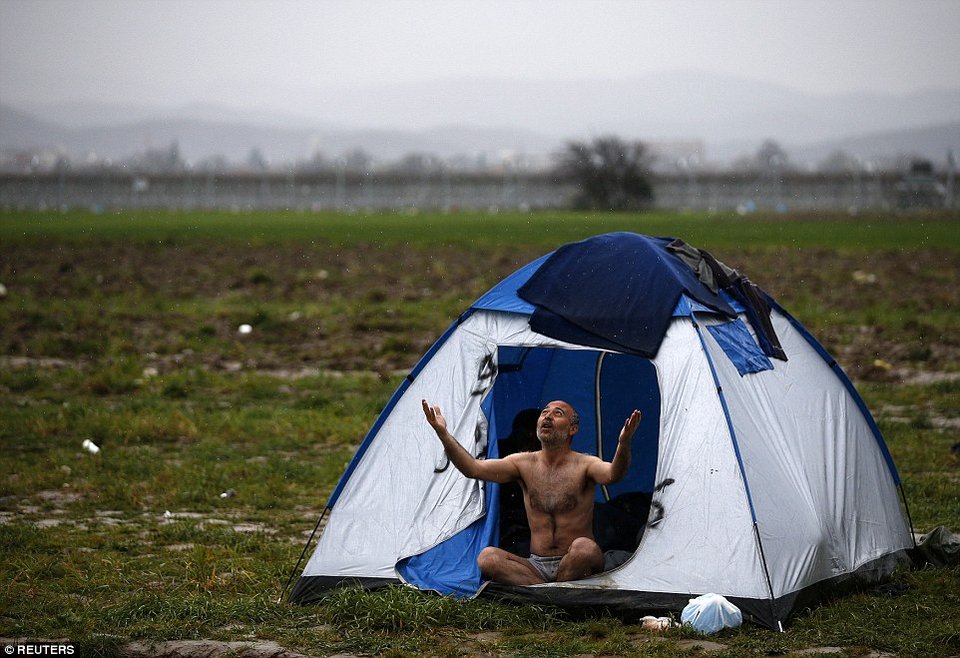 Τα Σκόπια κλείνουν οριστικά τα σύνορα με την Ελλάδα -Χιλιάδες πρόσφυγες εγκλωβισμένοι | iefimerida.gr 0