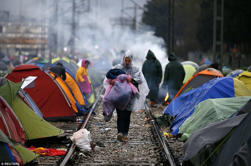 Τα Σκόπια κλείνουν οριστικά τα σύνορα με την Ελλάδα -Χιλιάδες πρόσφυγες εγκλωβισμένοι | iefimerida.gr 3