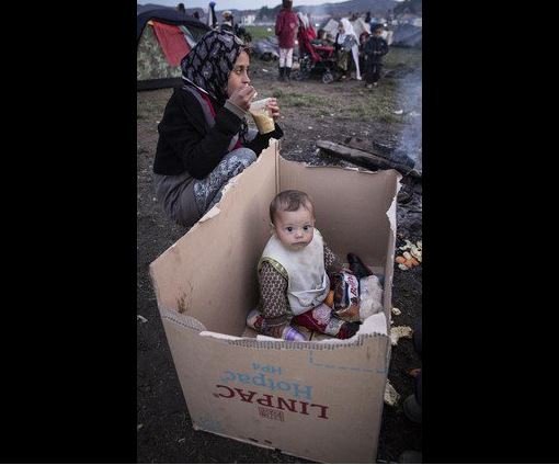 Ειδομένη: Συγκλονίζει η φωτογραφία του μωρού στο χαρτόκουτο [εικόνα]  | iefimerida.gr 0