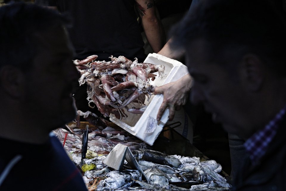 Ολονυχτία στην ψαραγορά: Θαλασσινές γεύσεις στην Αθήνα για την Καθαρά Δευτέρα [εικόνες] | iefimerida.gr 1