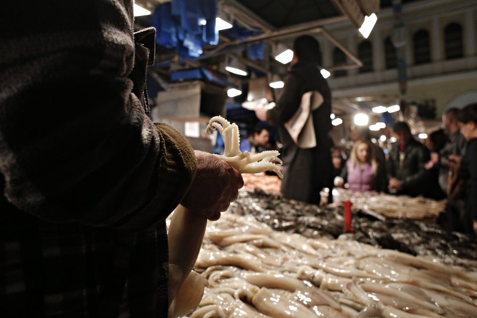 Ολονυχτία στην ψαραγορά: Θαλασσινές γεύσεις στην Αθήνα για την Καθαρά Δευτέρα [εικόνες] | iefimerida.gr 2