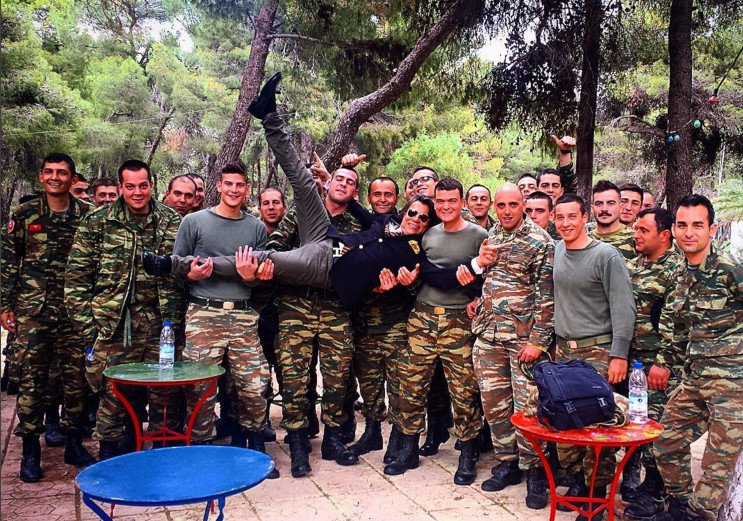 Ο Ψινάκης με μπότες και μπλέιζερ φτιάχνει κατασκήνωση για πρόσφυγες [εικόνες] | iefimerida.gr 12