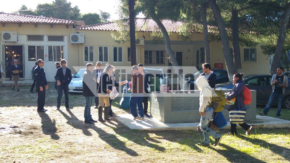 Ο Ψινάκης με μπότες και μπλέιζερ φτιάχνει κατασκήνωση για πρόσφυγες [εικόνες] | iefimerida.gr 2