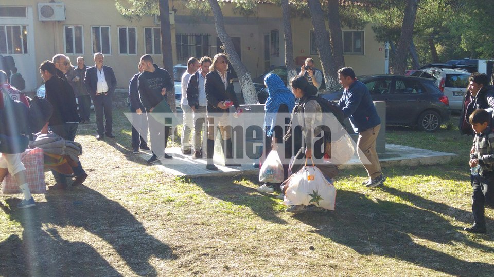 Ο Ψινάκης με μπότες και μπλέιζερ φτιάχνει κατασκήνωση για πρόσφυγες [εικόνες] | iefimerida.gr 11