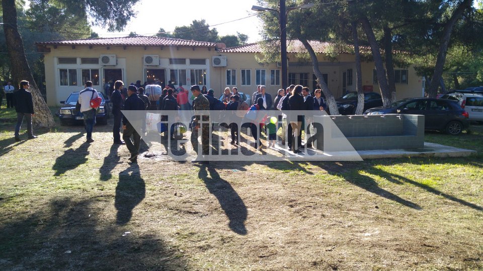 Ο Ψινάκης με μπότες και μπλέιζερ φτιάχνει κατασκήνωση για πρόσφυγες [εικόνες] | iefimerida.gr 3