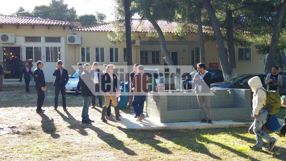 Ο Ψινάκης με μπότες και μπλέιζερ φτιάχνει κατασκήνωση για πρόσφυγες [εικόνες] | iefimerida.gr 4