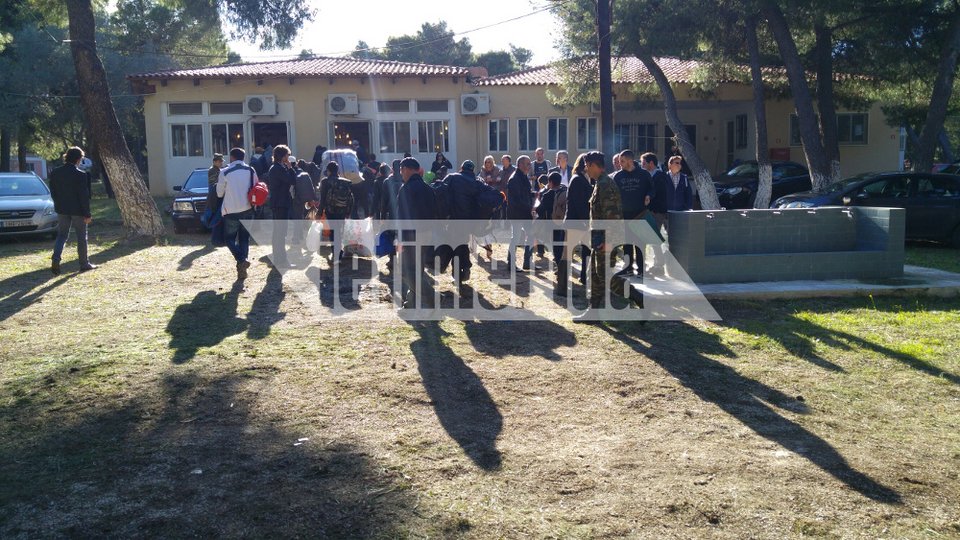 Ο Ψινάκης με μπότες και μπλέιζερ φτιάχνει κατασκήνωση για πρόσφυγες [εικόνες] | iefimerida.gr 5