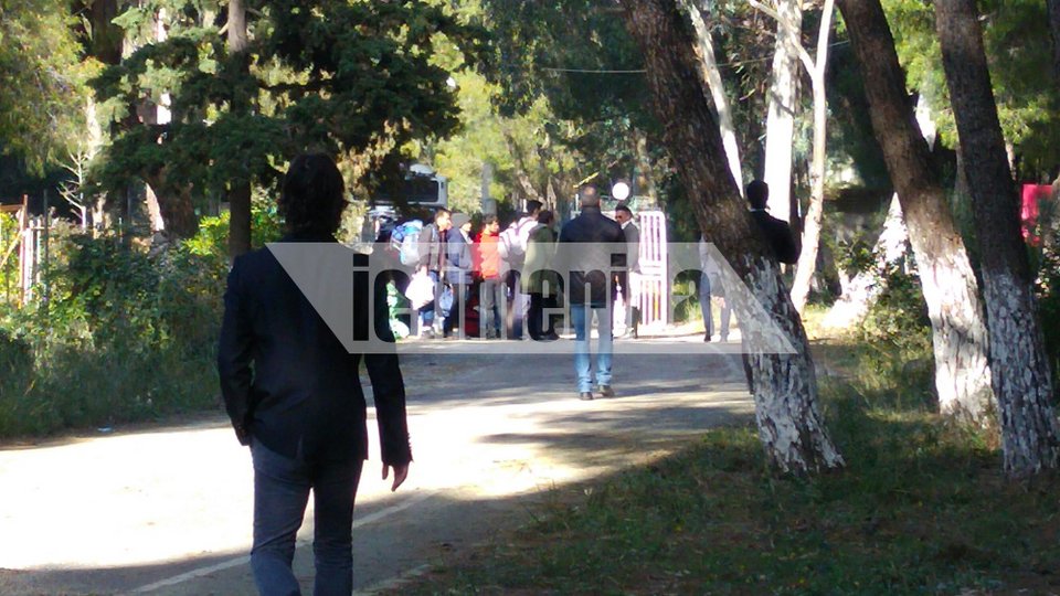 Ο Ψινάκης με μπότες και μπλέιζερ φτιάχνει κατασκήνωση για πρόσφυγες [εικόνες] | iefimerida.gr 6