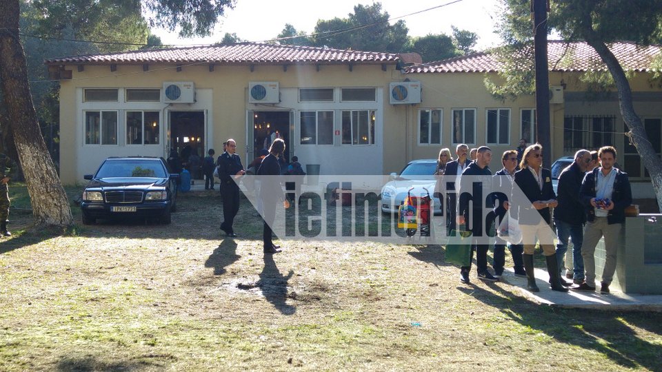 Ο Ψινάκης με μπότες και μπλέιζερ φτιάχνει κατασκήνωση για πρόσφυγες [εικόνες] | iefimerida.gr 7