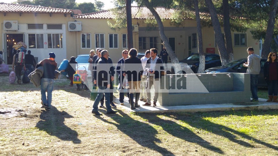 Ο Ψινάκης με μπότες και μπλέιζερ φτιάχνει κατασκήνωση για πρόσφυγες [εικόνες] | iefimerida.gr 8