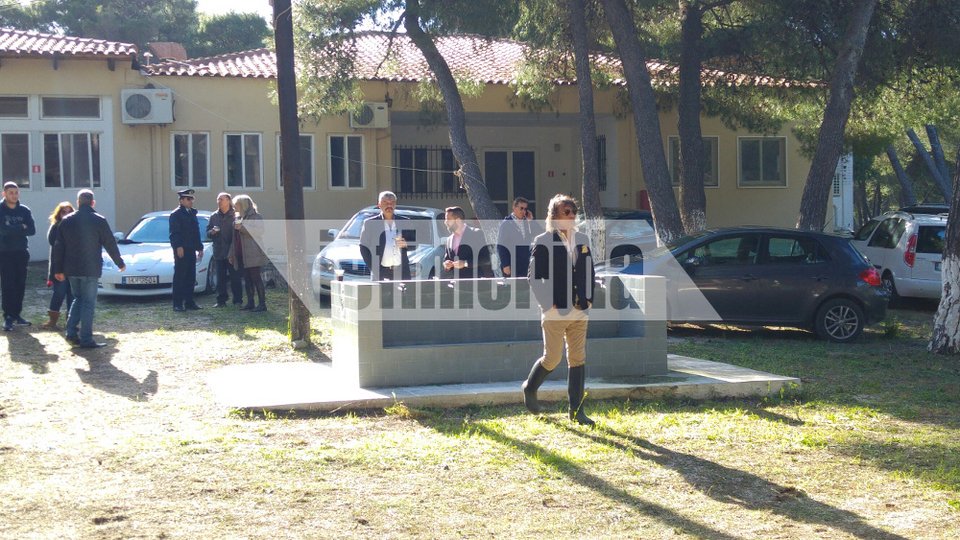 Ο Ψινάκης με μπότες και μπλέιζερ φτιάχνει κατασκήνωση για πρόσφυγες [εικόνες] | iefimerida.gr 9