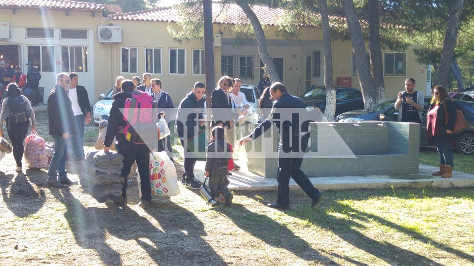 Ο Ψινάκης με μπότες και μπλέιζερ φτιάχνει κατασκήνωση για πρόσφυγες [εικόνες] | iefimerida.gr 10