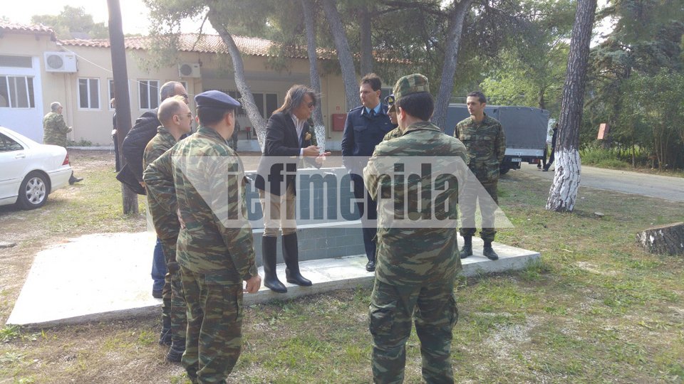 Ο Ψινάκης με μπότες και μπλέιζερ φτιάχνει κατασκήνωση για πρόσφυγες [εικόνες] | iefimerida.gr 0