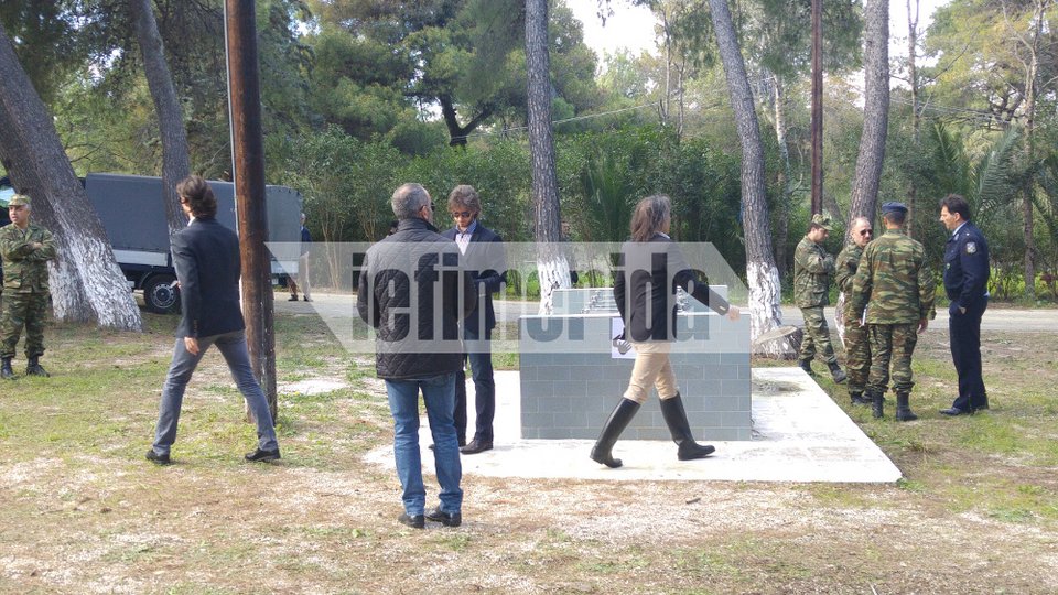 Ο Ψινάκης με μπότες και μπλέιζερ φτιάχνει κατασκήνωση για πρόσφυγες [εικόνες] | iefimerida.gr 1