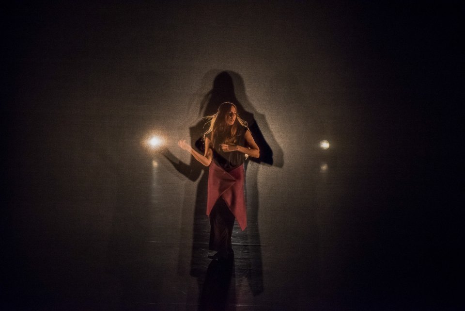 Ο καινοτόμος χορογράφος Ράσσελ Μάλιφαντ ακροβατεί ανάμεσα στο φως και την κίνηση [εικόνες] | iefimerida.gr 2